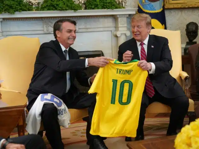 donald trump trao đổi áo bóng đá với tổng thống brazin