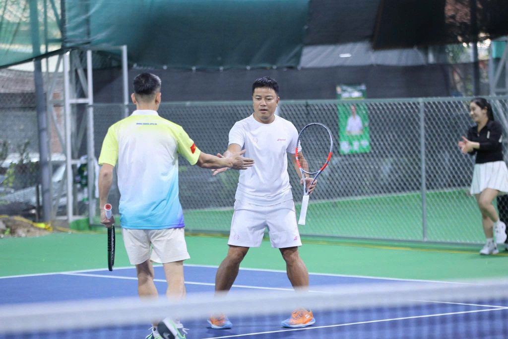 VĐV Đang thi đấu Giải Tennis Doanh nhân trẻ Việt Nam 2025