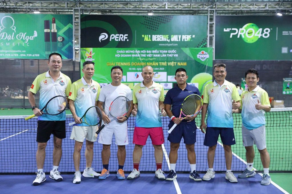 VĐV chụp ảnh lưu niệm Giải Tennis Doanh nhân trẻ Việt Nam 2025
