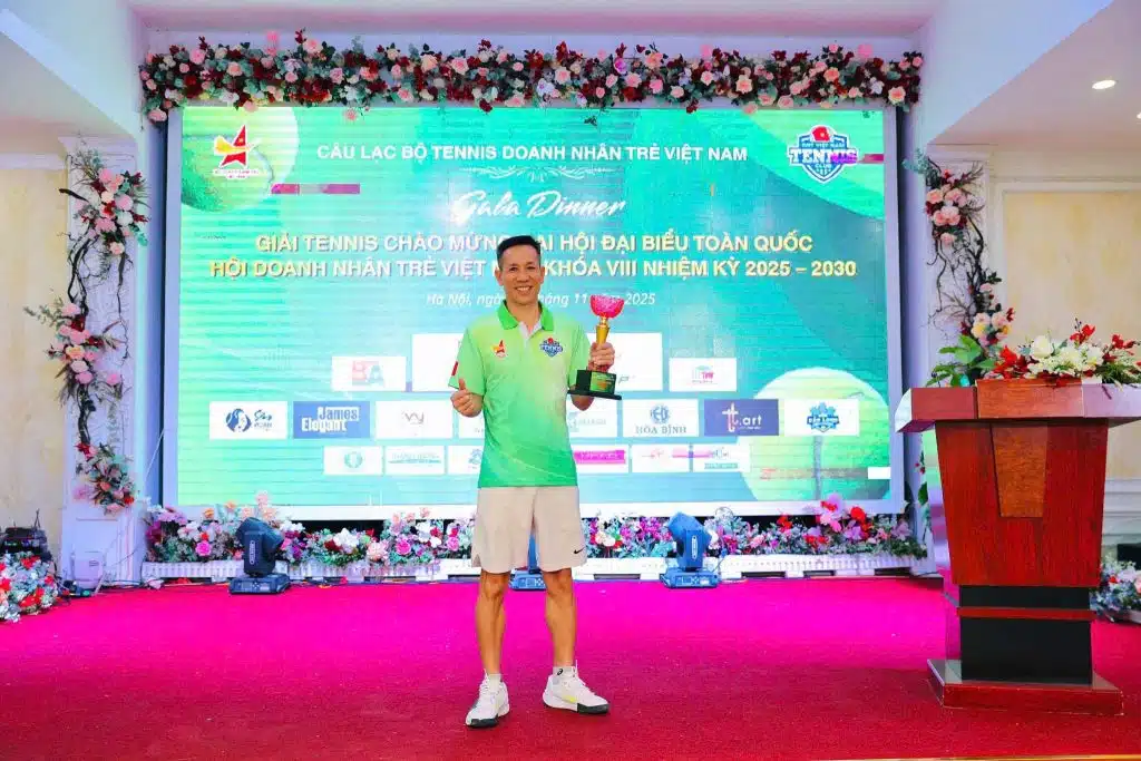 VĐV nhận cup Giải Tennis Doanh nhân trẻ Việt Nam 2025
