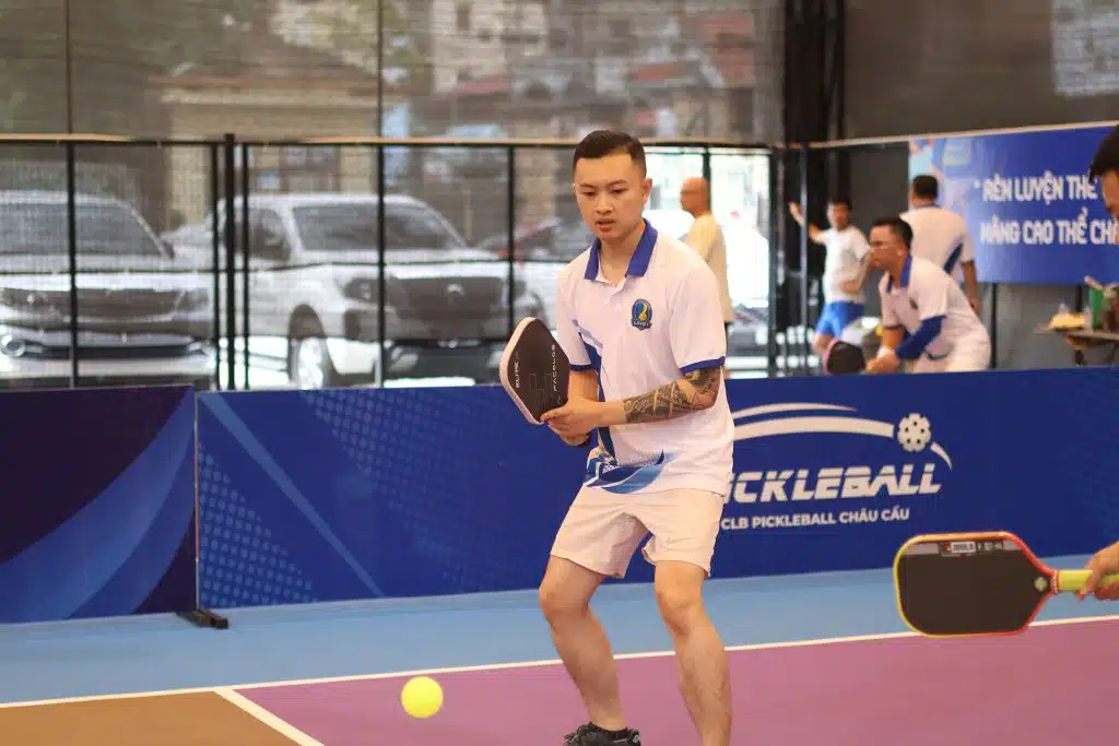 Các vận động viên thi đấu trong mẫu áo Pickleball Lại Việt được thiết kế riêng cho giải đấu.